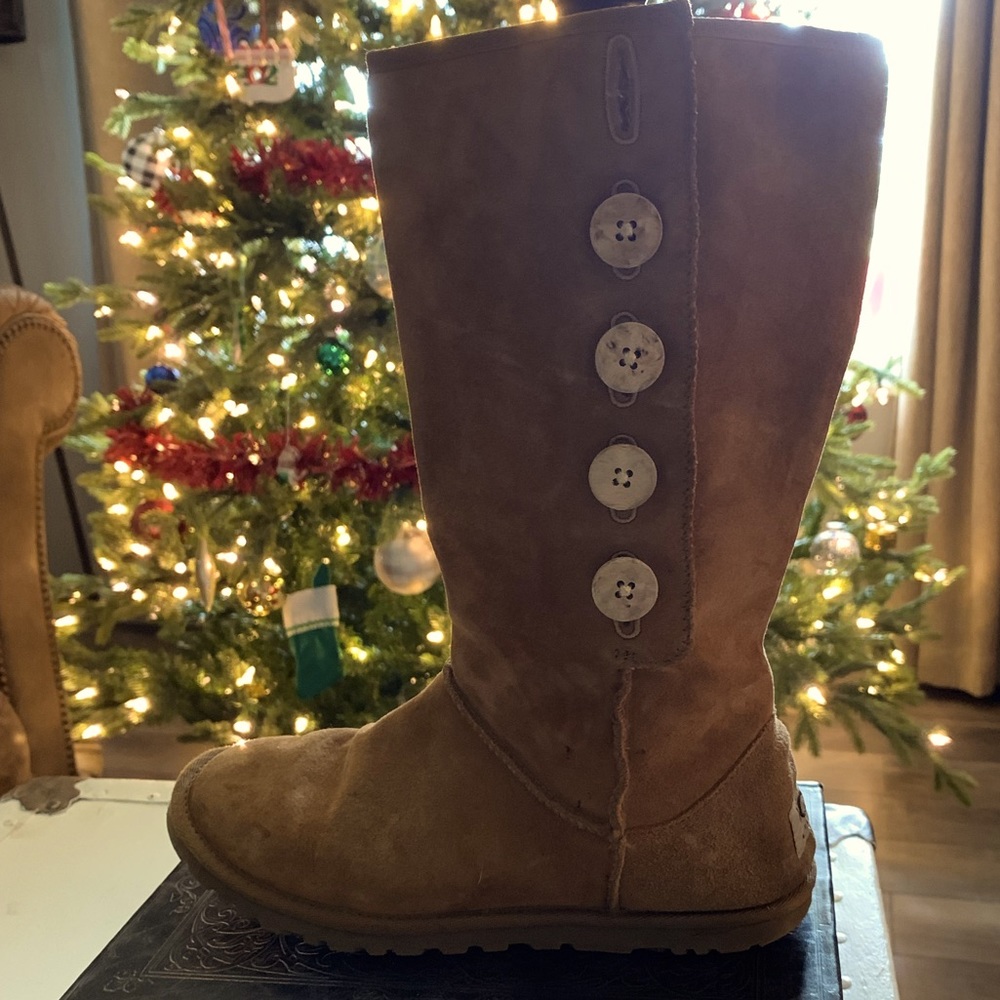Ugg boots!! Women’s size 7 button up boots.